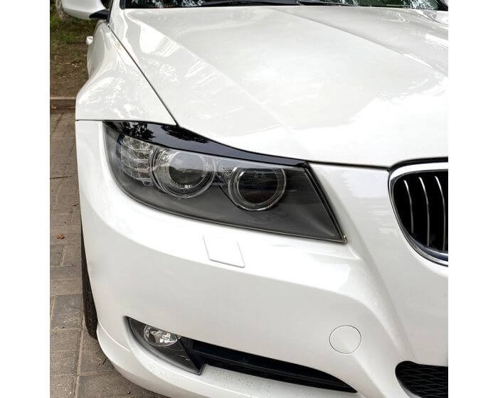 BMW Valoluomet E90 E91 2005–2012 – Kiiltävän musta. - BMW Headlight Covers E90 E91 2005–2012 – Gloss black. - BMW Scheinwerferblenden E90 E91 2005–2012 – Schwarz Glanz (Böser Blick) – Glänzend schwarz.